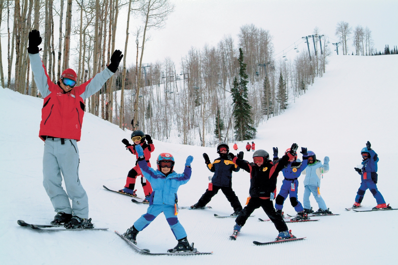 Лыжные уроки в школе. Физическая активность зимой. Школьники на лыжах. Занятия спортом зимой лыжи. Детский лыжный спорт.